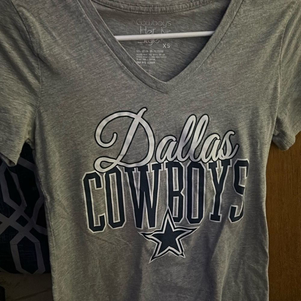 Size extra small low-cut T-shirt, no stains good quality.